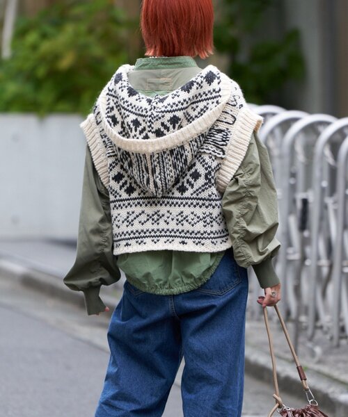 etsinta（エシンタ）の「【etsinta/エシンタ】ジャガードリメイクショートフードベスト（ニット/セーター・レディース・アイボリー・ONE SIZE）」の5枚目の写真