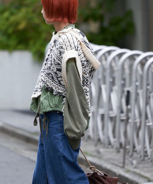 etsinta（エシンタ）の「【etsinta/エシンタ】ジャガードリメイクショートフードベスト（ニット/セーター・レディース・アイボリー・ONE SIZE）」の6枚目の写真