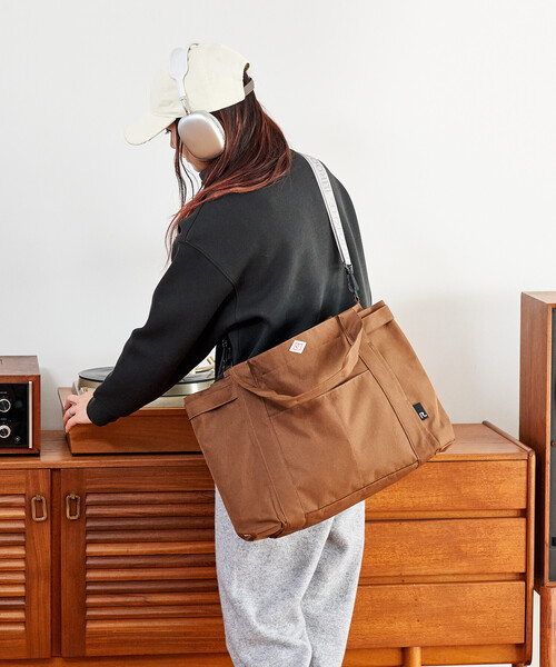 FREAK'S STORE（フリークスストア）の「ROOTOTE × FREAK'S STORE/ルートート ＜ショルダーストラップ付＞別注 ミディアムポケッツ D 撥水 トートバッグ ジャガードストラップ/ママバッグ/A4サイズトートバッグ/大容量トートバッグ（トートバッグ・レディース・ブラウン/グレー/ブラック・ONE SIZE）」の4枚目の写真