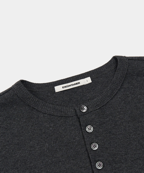 EXCONTAINER(エックスコンテナ)の「ヘンリーネックワッフルロングスリーブ(チャコール)(Tシャツ/カットソー・メンズ・その他・MEDIUM/LARGE/X-LARGE/SMALL)」の5枚目の写真