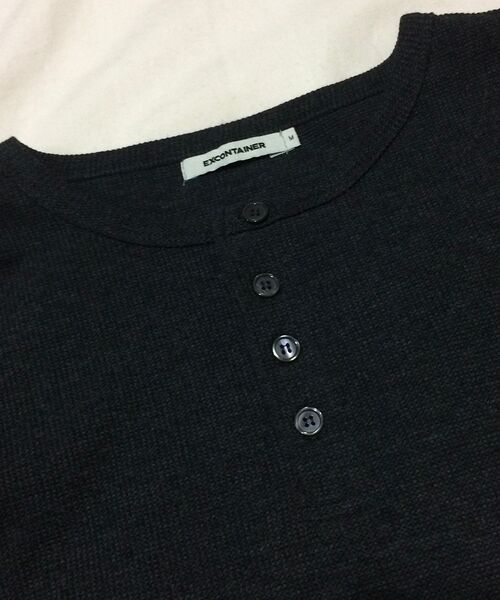 EXCONTAINER(エックスコンテナ)の「ヘンリーネックワッフルロングスリーブ(チャコール)(Tシャツ/カットソー・メンズ・その他・MEDIUM/LARGE/X-LARGE/SMALL)」の3枚目の写真