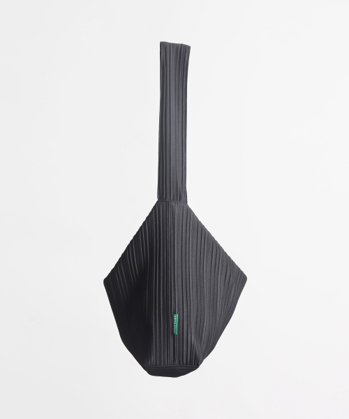 GREEN STUFF（グリーンスタッフ）の「seem full bag 62 - random pleats black（ショルダーバッグ・レディース・その他・FREE）」の2枚目の写真