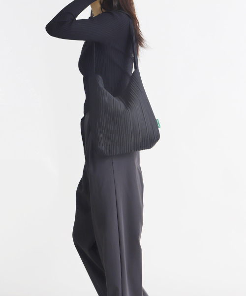 GREEN STUFF（グリーンスタッフ）の「seem full bag 62 - random pleats black（ショルダーバッグ・レディース・その他・FREE）」の5枚目の写真