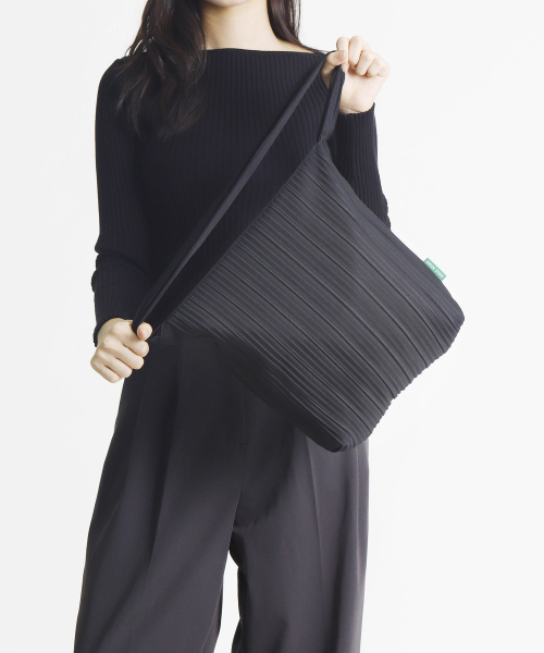 GREEN STUFF（グリーンスタッフ）の「seem full bag 62 - random pleats black（ショルダーバッグ・レディース・その他・FREE）」の6枚目の写真