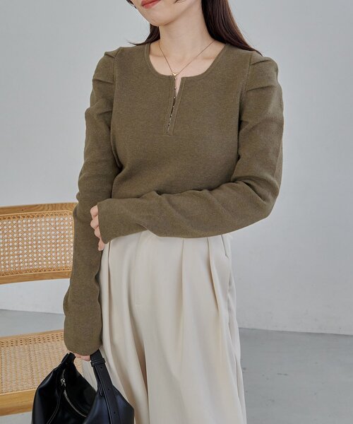 CAPRICIEUX LE'MAGE（カプリシューレマージュ）の「ホックヘンリーパフニット（ニット/セーター・レディース・ベージュ/ブラック/ブラウン/オフホワイト・FREE）」の22枚目の写真