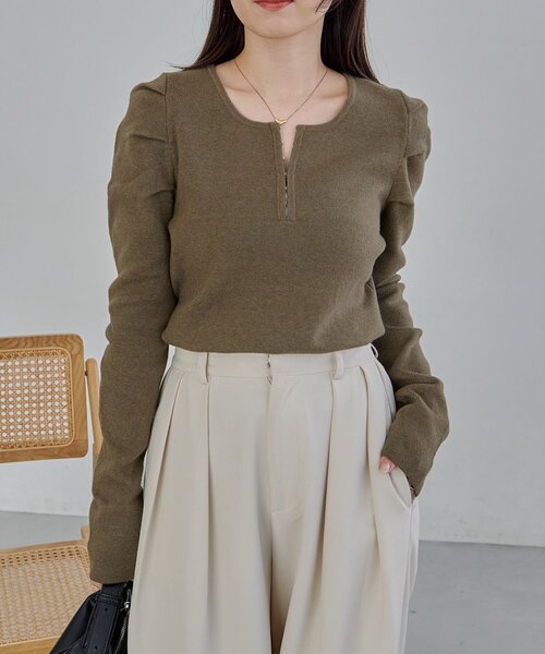 CAPRICIEUX LE'MAGE（カプリシューレマージュ）の「ホックヘンリーパフニット（ニット/セーター・レディース・ベージュ/ブラック/ブラウン/オフホワイト・FREE）」の6枚目の写真