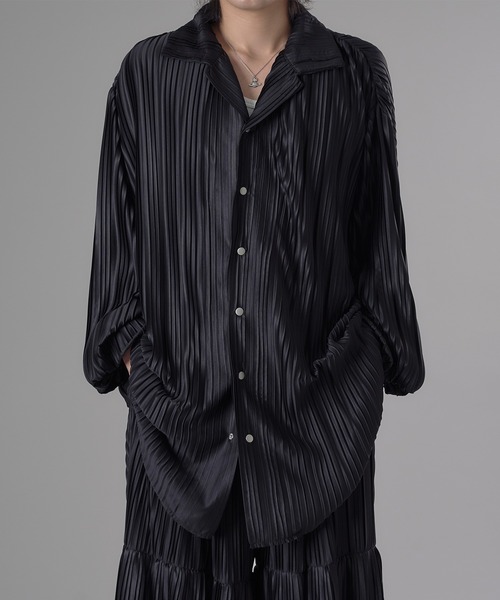 黒いプリーツ長袖シャツ ESSENTIALS WARDROBE シャツ ミクロリブプリーツ長袖ボタンシャツ