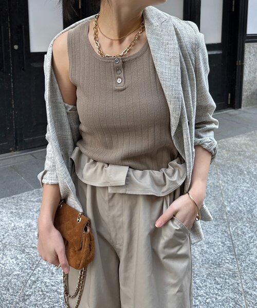 DouDou（ドゥドゥ）の「ヘンリーネック前後2WAYニットタンク（ニット/セーター・レディース・ベージュ/オフホワイト/ブラック/レッド・FREE）」の4枚目の写真