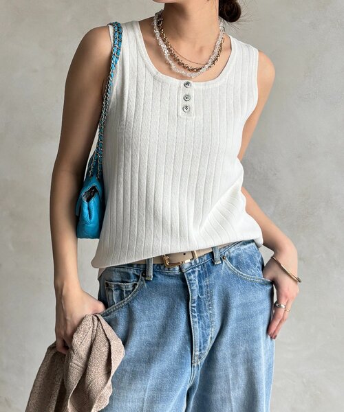 DouDou（ドゥドゥ）の「ヘンリーネック前後2WAYニットタンク（ニット/セーター・レディース・ベージュ/オフホワイト/ブラック/レッド・FREE）」の2枚目の写真