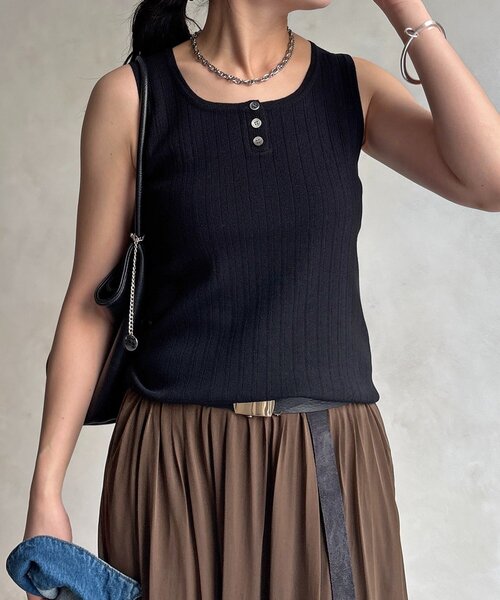 DouDou（ドゥドゥ）の「ヘンリーネック前後2WAYニットタンク（ニット/セーター・レディース・ベージュ/オフホワイト/ブラック/レッド・FREE）」の8枚目の写真