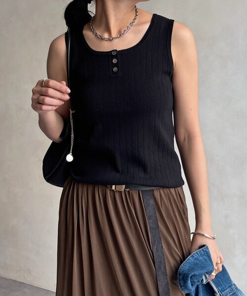 DouDou（ドゥドゥ）の「ヘンリーネック前後2WAYニットタンク（ニット/セーター・レディース・ベージュ/オフホワイト/ブラック/レッド・FREE）」の9枚目の写真