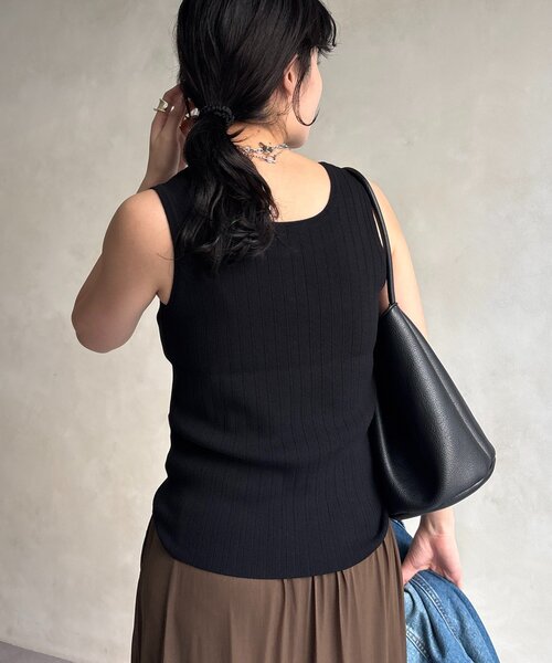 DouDou（ドゥドゥ）の「ヘンリーネック前後2WAYニットタンク（ニット/セーター・レディース・ベージュ/オフホワイト/ブラック/レッド・FREE）」の10枚目の写真