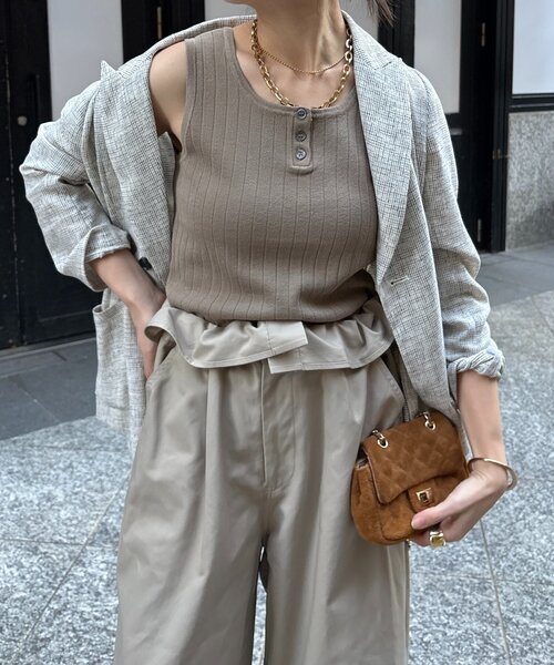 DouDou（ドゥドゥ）の「ヘンリーネック前後2WAYニットタンク（ニット/セーター・レディース・ベージュ/オフホワイト/ブラック/レッド・FREE）」の18枚目の写真