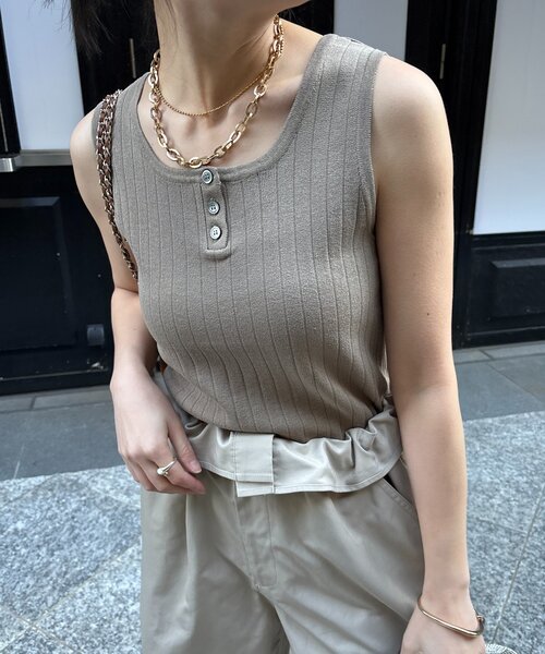 DouDou（ドゥドゥ）の「ヘンリーネック前後2WAYニットタンク（ニット/セーター・レディース・ベージュ/オフホワイト/ブラック/レッド・FREE）」の20枚目の写真