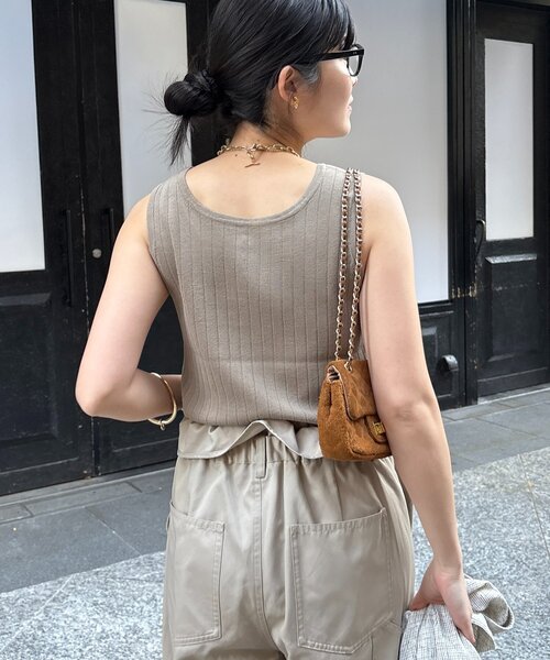 DouDou（ドゥドゥ）の「ヘンリーネック前後2WAYニットタンク（ニット/セーター・レディース・ベージュ/オフホワイト/ブラック/レッド・FREE）」の21枚目の写真