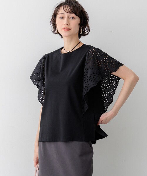 23区 S(ニジュウサンクチイサイサイズ)の「カットワークエンブロイダリー デザインスリーブ トップス(Tシャツ/カットソー・レディース・ダークブラウン系/ブラック系/黄土色系/ホワイト系・32)」の1枚目の写真