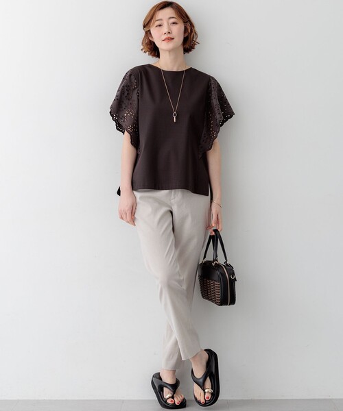 23区 S(ニジュウサンクチイサイサイズ)の「カットワークエンブロイダリー デザインスリーブ トップス(Tシャツ/カットソー・レディース・ダークブラウン系/ブラック系/黄土色系/ホワイト系・32)」の6枚目の写真