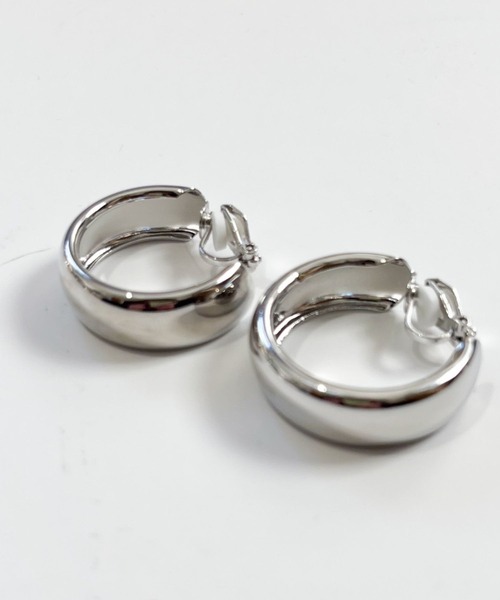 yu-ka(ユーカ)の「YU-KA:ワイドフープ イヤリング wide hoop earring(イヤリング・レディース・シルバー/ゴールド・FREE)」の1枚目の写真