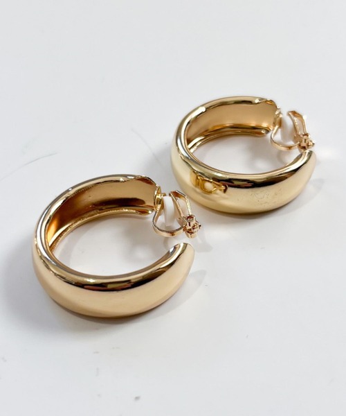 yu-ka(ユーカ)の「YU-KA:ワイドフープ イヤリング wide hoop earring(イヤリング・レディース・シルバー/ゴールド・FREE)」の2枚目の写真