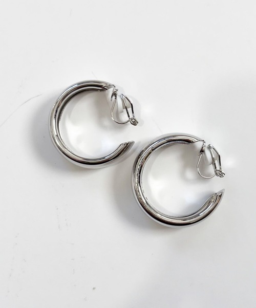 yu-ka(ユーカ)の「YU-KA:ワイドフープ イヤリング wide hoop earring(イヤリング・レディース・シルバー/ゴールド・FREE)」の3枚目の写真