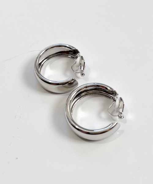 yu-ka(ユーカ)の「YU-KA:ワイドフープ イヤリング wide hoop earring(イヤリング・レディース・シルバー/ゴールド・FREE)」の4枚目の写真