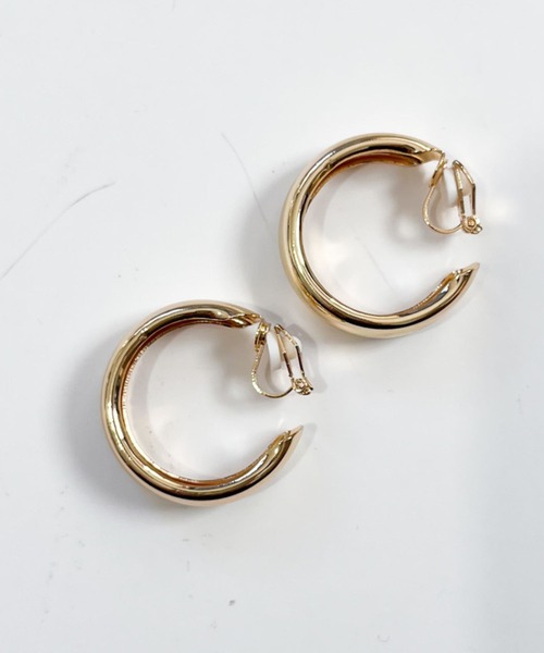 yu-ka(ユーカ)の「YU-KA:ワイドフープ イヤリング wide hoop earring(イヤリング・レディース・シルバー/ゴールド・FREE)」の5枚目の写真
