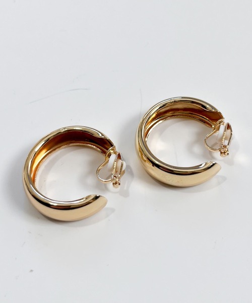 yu-ka(ユーカ)の「YU-KA:ワイドフープ イヤリング wide hoop earring(イヤリング・レディース・シルバー/ゴールド・FREE)」の6枚目の写真