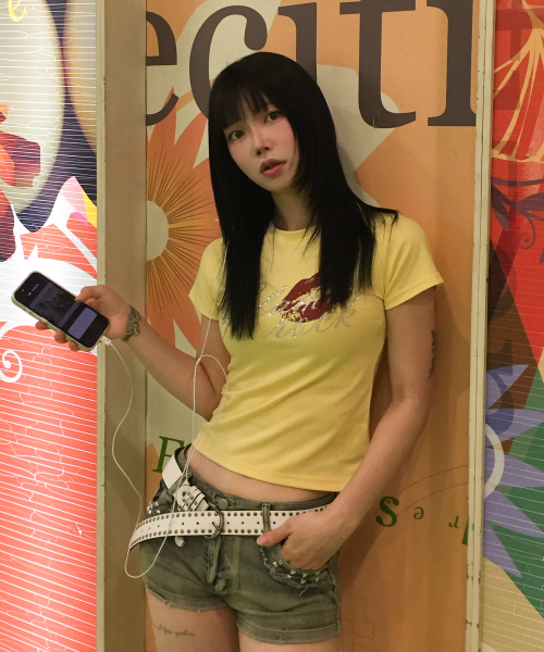 DEFYCLUBROBBERS(ディファイクラブロバース)の「グラムロック ホットフィックス 半袖クロップTシャツ (4色)(Tシャツ/カットソー・レディース・ブラック/アイボリー/ライトイエロー/ミント・OS)」の7枚目の写真
