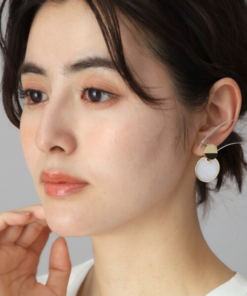 DRESSTERIOR(ドレステリア)の「シェルピアス(ピアス(両耳用)・レディース・ゴールド・00)」の2枚目の写真