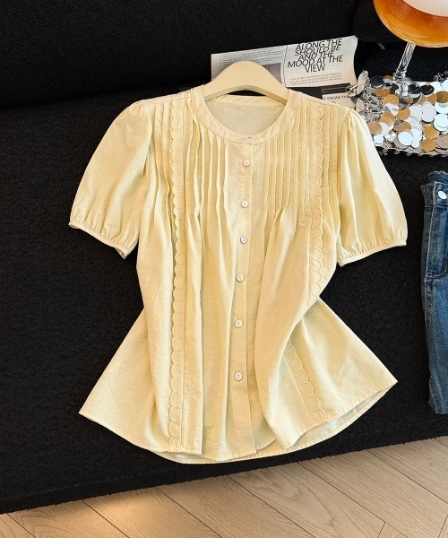 AMAJI（アマジ）の「ラウンドネックブラウス フロントボタン ピンタック 半袖 トップス（シャツ/ブラウス・レディース・ライトブルー/イエロー/ホワイト・X-LARGE/LARGE/MEDIUM/SMALL）」の6枚目の写真
