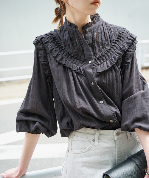 SLOBE IENA（スローブイエナ）の「《WEB限定/追加》フリルピンタックブラウス（シャツ/ブラウス・レディース・ブルー系その他/ホワイト/ブラック・FREE）」の2枚目の写真