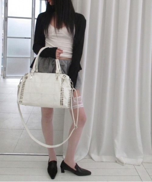 FREE STYLISTS(フリー スタイリスト)の「Y2Kブロックステッチダブルスタッズ2wayボストンバッグ(ショルダーバッグ・レディース・ブラック/オフホワイト・FREE)」の14枚目の写真
