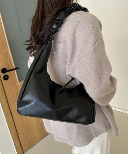 boemy(ボエミー)の「くしゅくしゅ ショルダーバッグ(ショルダーバッグ・レディース・ブラック/ゴールド/シルバー/ブラウン/オフホワイト・FREE)」の1枚目の写真