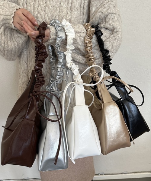 boemy(ボエミー)の「くしゅくしゅ ショルダーバッグ(ショルダーバッグ・レディース・ブラック/ゴールド/シルバー/ブラウン/オフホワイト・FREE)」の6枚目の写真