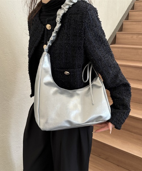 boemy(ボエミー)の「くしゅくしゅ ショルダーバッグ(ショルダーバッグ・レディース・ブラック/ゴールド/シルバー/ブラウン/オフホワイト・FREE)」の13枚目の写真