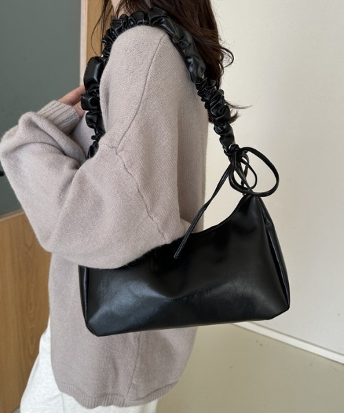 boemy(ボエミー)の「くしゅくしゅ ショルダーバッグ(ショルダーバッグ・レディース・ブラック/ゴールド/シルバー/ブラウン/オフホワイト・FREE)」の10枚目の写真