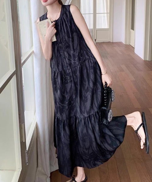 AMAJI(アマジ)の「フラワープリント ノースリーブ ロング丈 ワンピース(ワンピース・レディース・ネイビー・MEDIUM/LARGE/X-LARGE)」の1枚目の写真