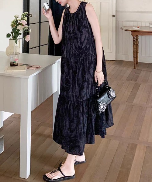 AMAJI(アマジ)の「フラワープリント ノースリーブ ロング丈 ワンピース(ワンピース・レディース・ネイビー・MEDIUM/LARGE/X-LARGE)」の4枚目の写真
