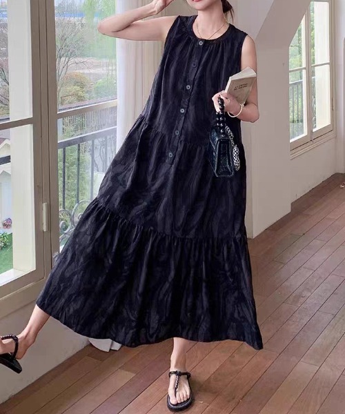 AMAJI(アマジ)の「フラワープリント ノースリーブ ロング丈 ワンピース(ワンピース・レディース・ネイビー・MEDIUM/LARGE/X-LARGE)」の2枚目の写真