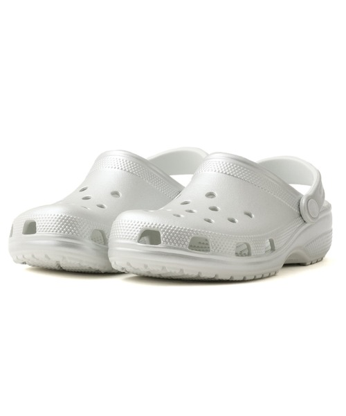 crocs(クロックス)の「crocs Classic Tinted Metallic Clog / クロックス クラシック ティンテッド メタリック クロッグ(サンダル・レディース・シルバー・24.0cm/23.0cm/22.0cm/25.0cm)」の1枚目の写真