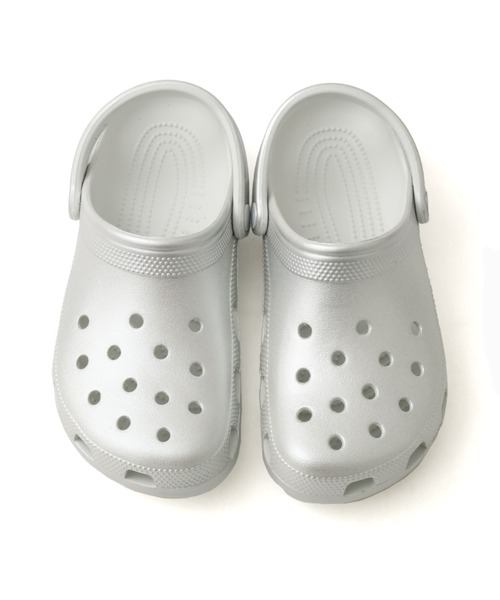 crocs(クロックス)の「crocs Classic Tinted Metallic Clog / クロックス クラシック ティンテッド メタリック クロッグ(サンダル・レディース・シルバー・24.0cm/23.0cm/22.0cm/25.0cm)」の2枚目の写真