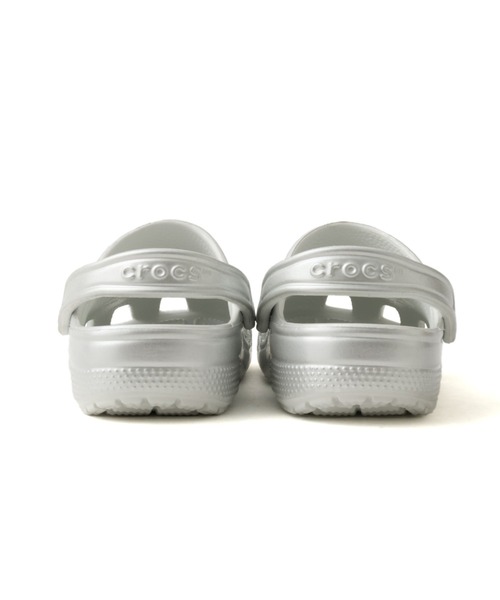 crocs(クロックス)の「crocs Classic Tinted Metallic Clog / クロックス クラシック ティンテッド メタリック クロッグ(サンダル・レディース・シルバー・24.0cm/23.0cm/22.0cm/25.0cm)」の3枚目の写真