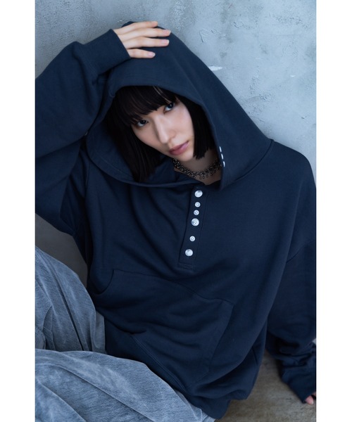 TAMYU(タミュー)の「TAMYU - Morse Button Sweat Hoodie / モールスボタンスウェットパーカー(パーカー・メンズ・グレイッシュブルー/ブラック・FREE)」の2枚目の写真