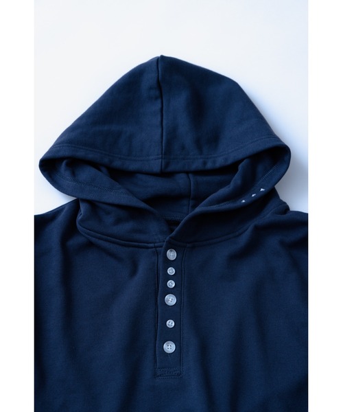 TAMYU(タミュー)の「TAMYU - Morse Button Sweat Hoodie / モールスボタンスウェットパーカー(パーカー・メンズ・グレイッシュブルー/ブラック・FREE)」の9枚目の写真