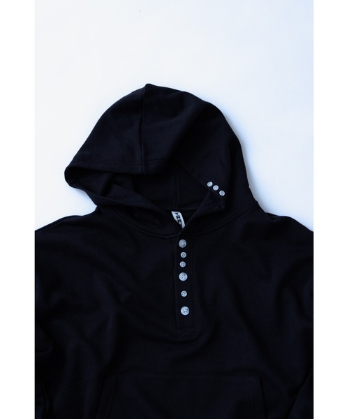 TAMYU(タミュー)の「TAMYU - Morse Button Sweat Hoodie / モールスボタンスウェットパーカー(パーカー・メンズ・グレイッシュブルー/ブラック・FREE)」の3枚目の写真