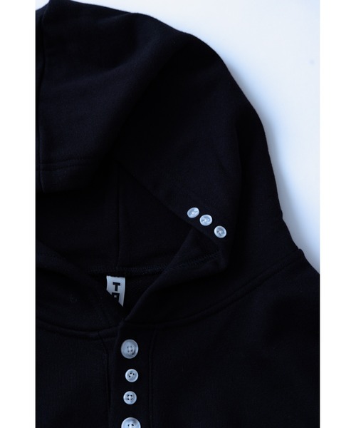 TAMYU(タミュー)の「TAMYU - Morse Button Sweat Hoodie / モールスボタンスウェットパーカー(パーカー・メンズ・グレイッシュブルー/ブラック・FREE)」の4枚目の写真
