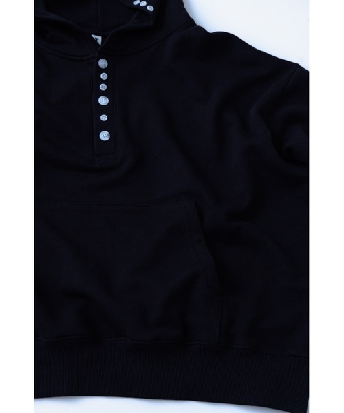 TAMYU(タミュー)の「TAMYU - Morse Button Sweat Hoodie / モールスボタンスウェットパーカー(パーカー・メンズ・グレイッシュブルー/ブラック・FREE)」の6枚目の写真