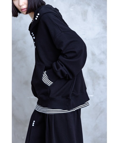 TAMYU(タミュー)の「TAMYU - Morse Button Sweat Hoodie / モールスボタンスウェットパーカー(パーカー・メンズ・グレイッシュブルー/ブラック・FREE)」の20枚目の写真
