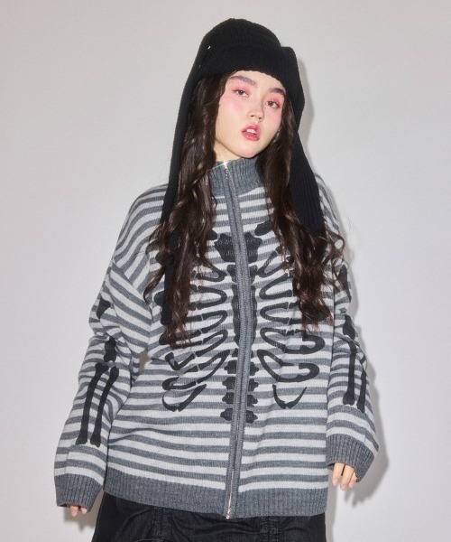 Candy Stripper(キャンディストリッパー)の「SAFETY PINS BONE KNIT ジャンパー(カーディガン/ボレロ・レディース・グレー/ブラック・FREE)」の4枚目の写真