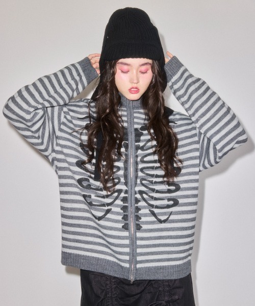 Candy Stripper(キャンディストリッパー)の「SAFETY PINS BONE KNIT ジャンパー(カーディガン/ボレロ・レディース・グレー/ブラック・FREE)」の5枚目の写真
